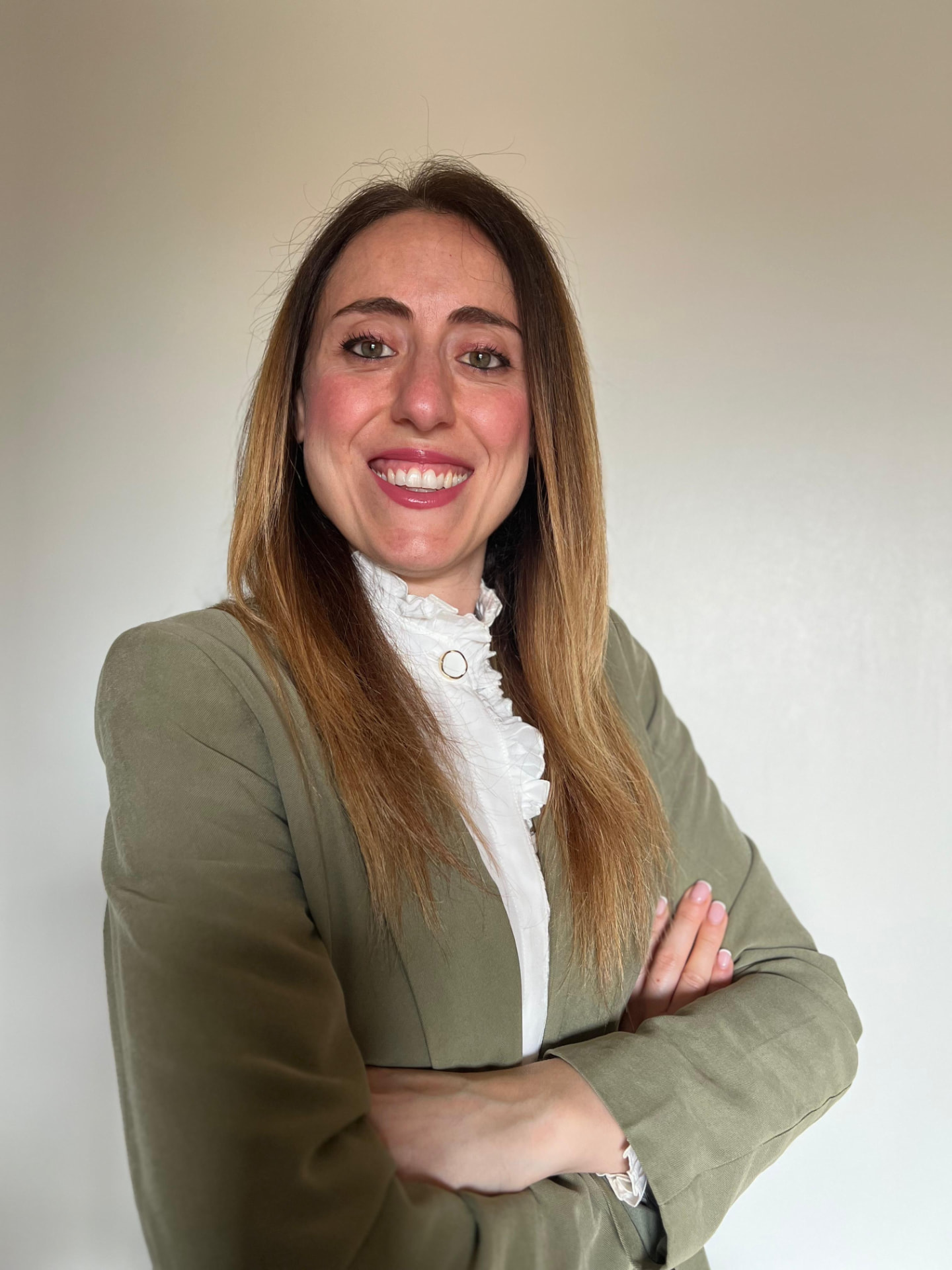 Martina Pengue, consulente strategica di marketing, sorridente con giacca verde